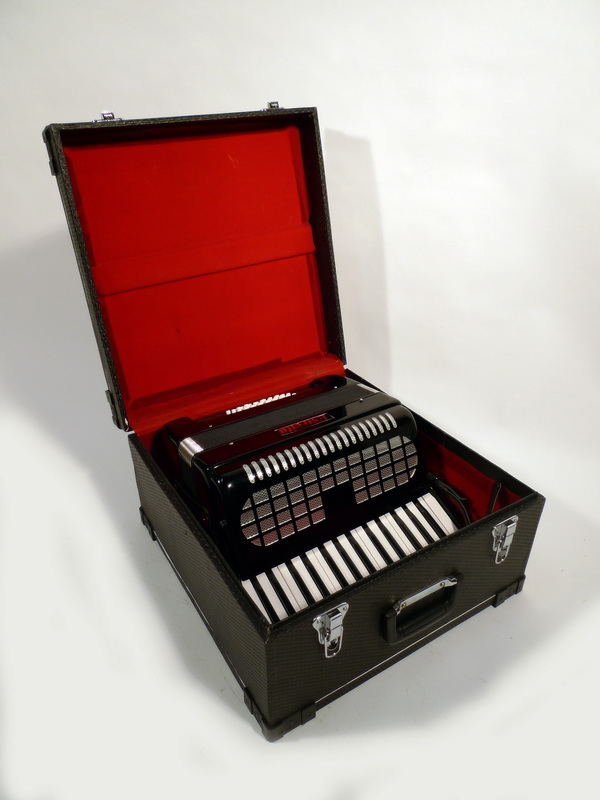 acordeon estrella 38x43x18 maleta 48x45x25 (45eu.) 1u